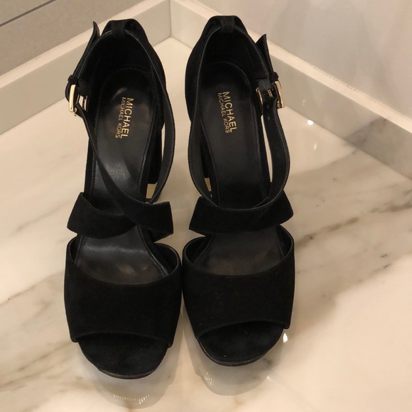 Price DROP❗️ MK Shoes - Picture 3 of 6